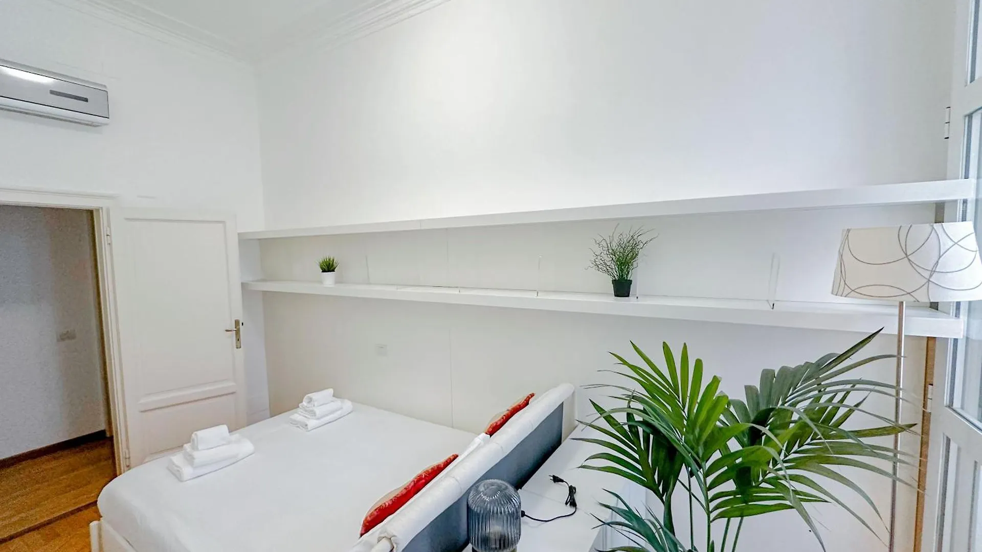 Apartment Dell'Orso Luxury Home - 5 Mins From Montenapoleone Milan Italy